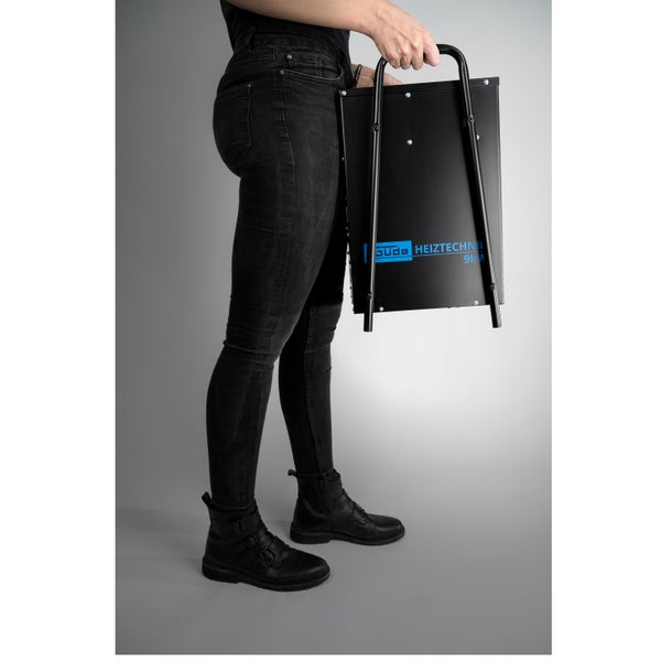 Frau trägt einen Güde Heizstrahler 9 Kilowatt