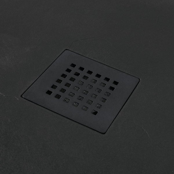 Duschwanne mit Schieferstruktur und quadratischer Ablaufabdeckung.