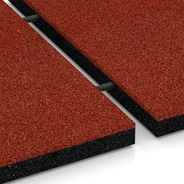 Detailansicht von zwei rot-schwarzen Fallschutzmatten aus Gummi mit Stecksystem durch Verbindungsstifte, zweischichtiger Aufbau.