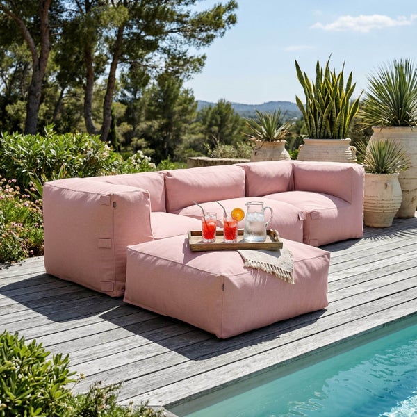 Sesselartiger Sitzsack für den Außenbereich auf einer Holzterrasse neben einem Swimmingpool.