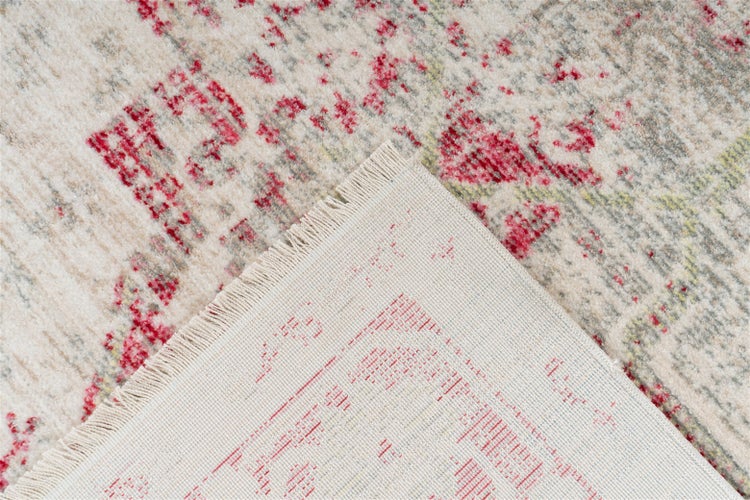 Nahaufnahme eines Orientteppichs mit Vintage-Muster und Fransen, Rückseite sichtbar.