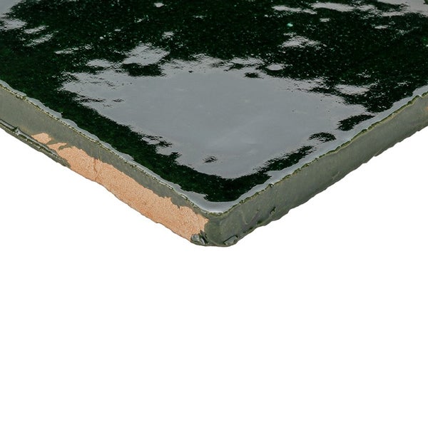 Quadratische Wandfliese mit glänzender Oberfläche und unregelmäßigen Kanten.