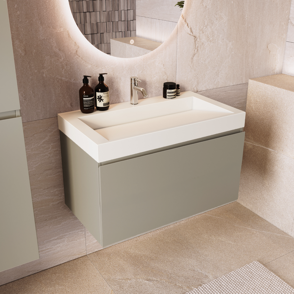Modernes Badezimmer mit Waschtisch, wandmontiertem Unterschrank und beleuchtetem Rundspiegel vor hellen Fliesen.