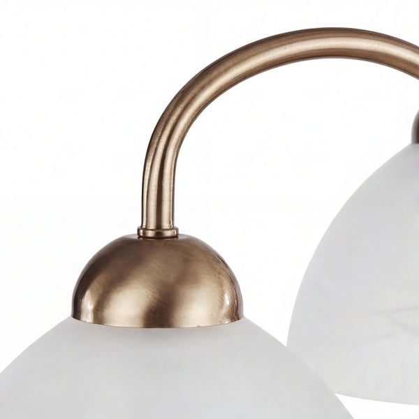 Detailaufnahme einer Deckenleuchte mit mehreren Armen und weißen Lampenschirmen.