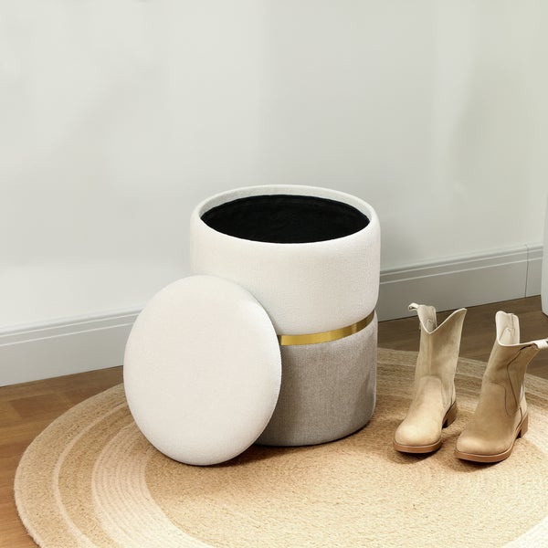 Offene, weiße Aufbewahrungsbank aus Stoff mit goldenen Beinen und Maßangaben neben einem Bett