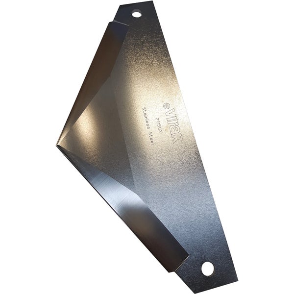 Olivenbaum Olea europaea im schwarzen Kunststofftopf in einer Baumschule mit knorrigem Stamm und dichter Krone vor einem Gewächshaus.