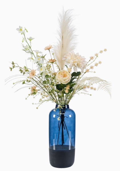 Künstlicher Blumenstrauß mit Rose, Dahlie und Pampasgras in einer blau-schwarzen Glasvase.