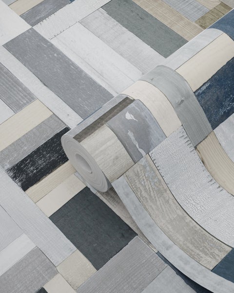 Tapetenrolle mit Holzoptik in verschiedenen Grautönen
