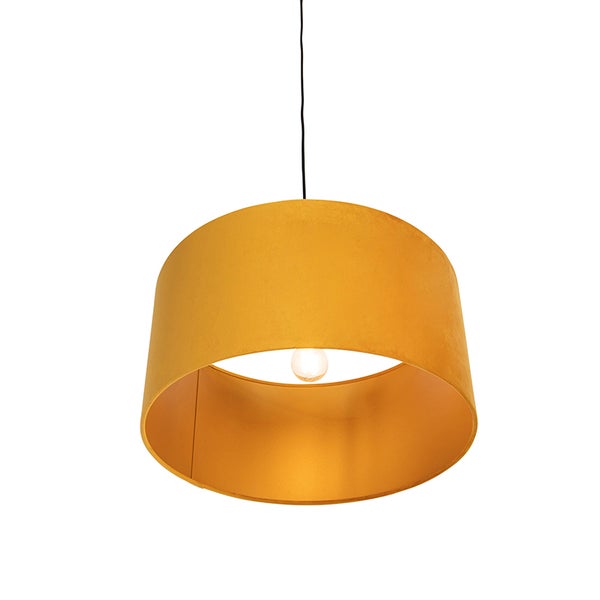 Hängeleuchte mit zylindrischem Lampenschirm aus Samt in Ockergelb und schwarzem Kabel.