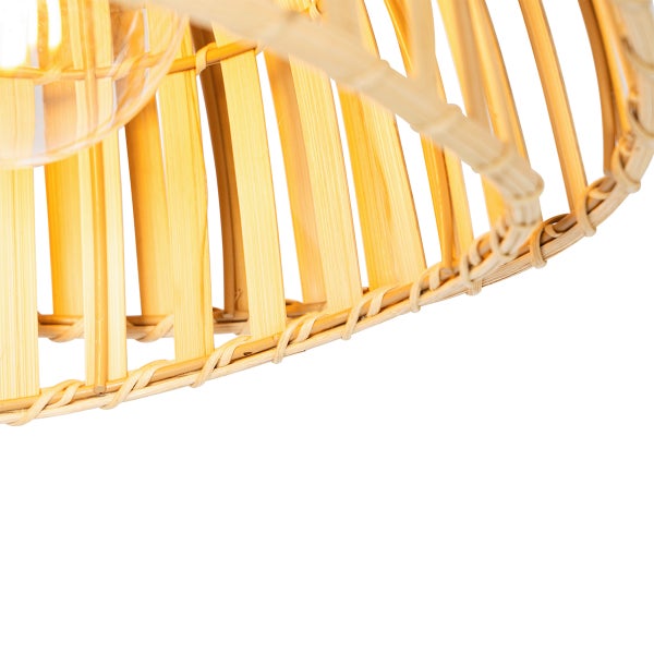 Detailansicht einer Pendelleuchte aus Rattan