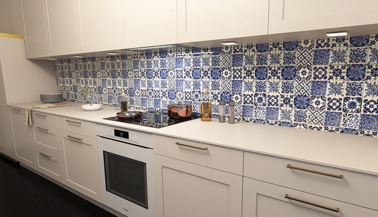 Helle Küche mit blau-weiß gemusterten Fliesen, Elektroherd und Spüle