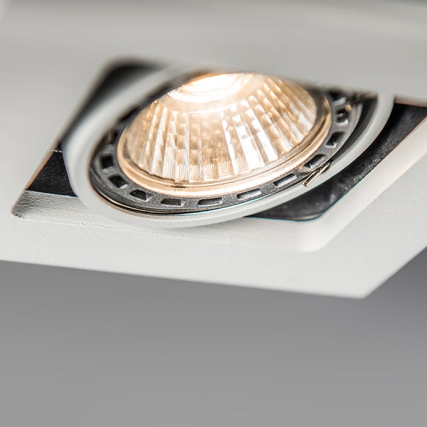 Quadratischer weißer LED Einbaustrahler mit schwenkbarem runden Leuchtmittel und warmem Licht.