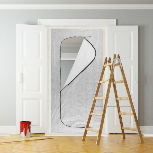 Szene mit Renovierungsarbeiten: Abdeckplane in Türrahmen, Holzleiter und Farbeimer.