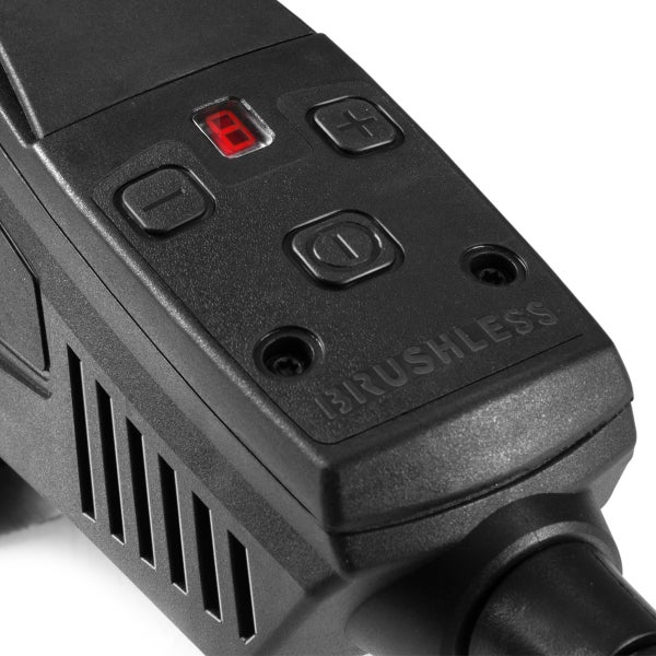 Detailansicht eines Akku-Werkzeugs mit Display, Tasten und der Aufschrift 'Brushless'
