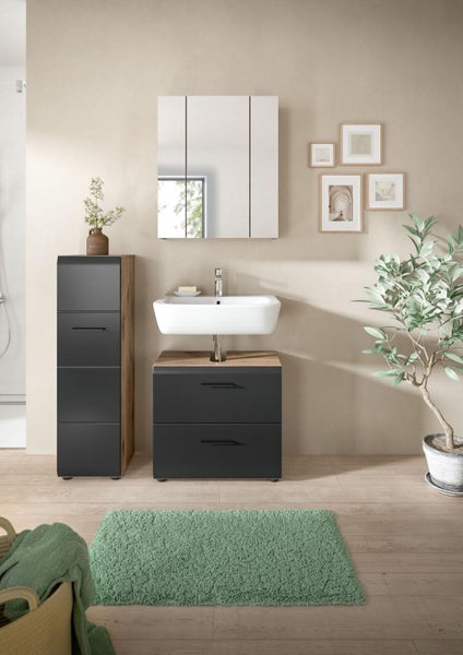 Modernes Badezimmermöbel-Set bestehend aus weißem Waschbecken, Unterschrank, Hochschrank und Spiegelschrank in Holzoptik mit dunklen Fronten.