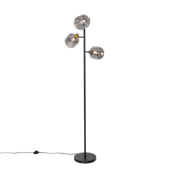 Dreiflammige Stehleuchte mit schwarzen Metallstäben und rauchgrauen Glasschirmen sowie Fußschalter am Kabel.