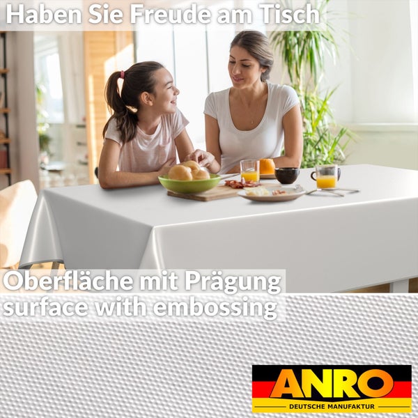 Tischdekoration mit geprägter Oberfläche und ANRO Logo. Mutter und Tochter sitzen am Tisch.