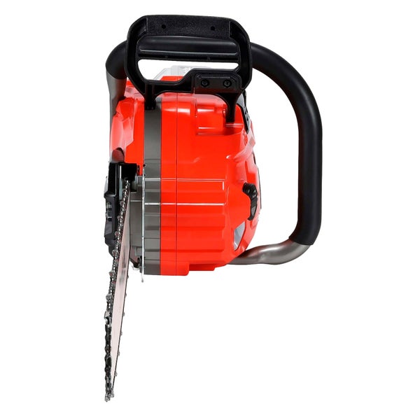 Benzin-Motorsäge in Rot und Grau mit schwarzem Handgriff und Sägekette in der Rückansicht.