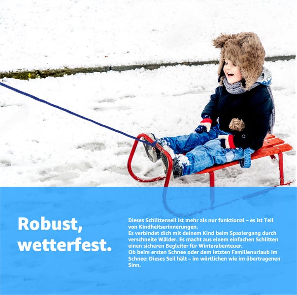 Ein Kind sitzt auf einem Holzschlitten mit Zugseil im Schnee.