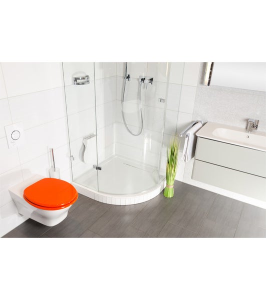 Modernes, helles Badezimmer mit wandhängendem WC, Eckdusche aus Glas und Waschtisch mit Unterschrank auf Fliesenboden.
