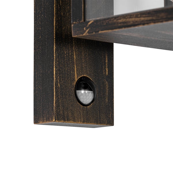 Detailansicht des Bewegungsmelders einer Wandleuchte mit antikem Metall-Finish.