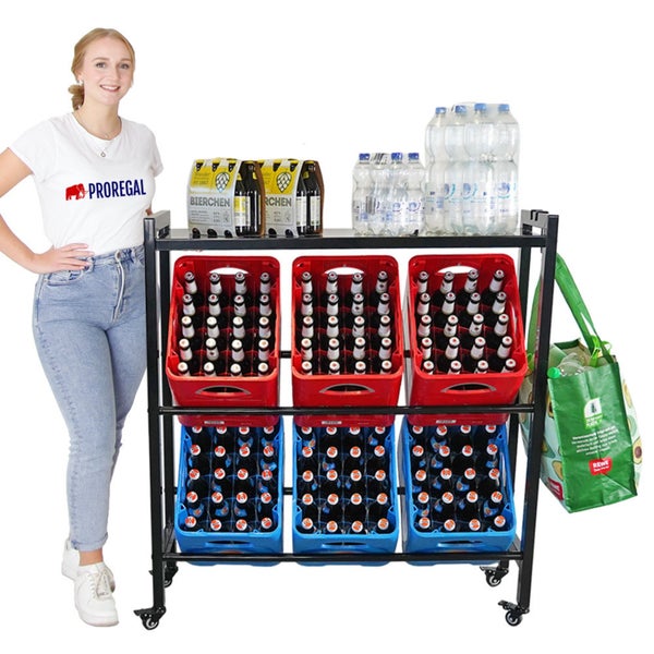 Schwarzes Rollregal mit Getränkekisten und Flaschen auf zwei Ebenen
