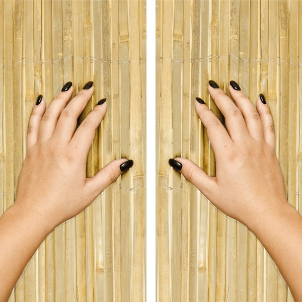 Bambusmatte mit Händen