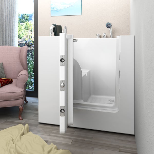 Begehbare Badewanne mit offener Tür in einem Badezimmer.