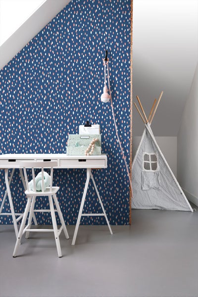 Helles Zimmer mit Schreibtisch, Stuhl, Spielzelt und gemusterter Tapete