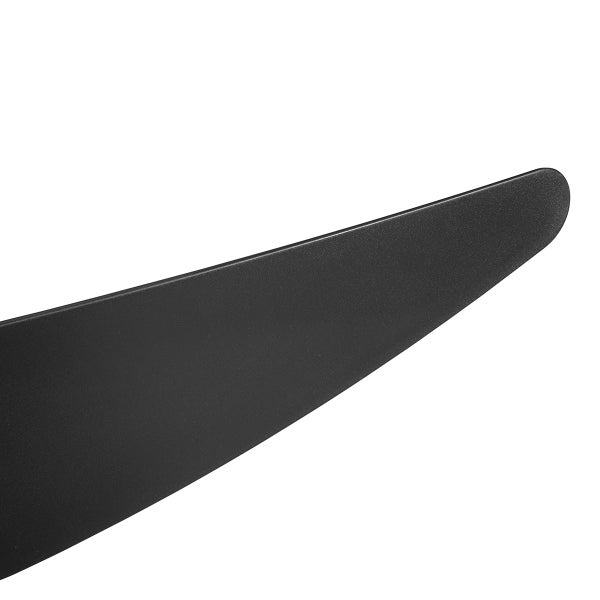 Detailaufnahme eines mattschwarzen Deckenventilatorflügels mit abgerundeter Spitze