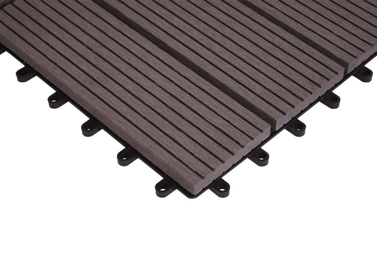 Klickfliese aus Holz-Kunststoff-Verbundwerkstoff für Terrasse und Balkon mit geriffelter Oberfläche.