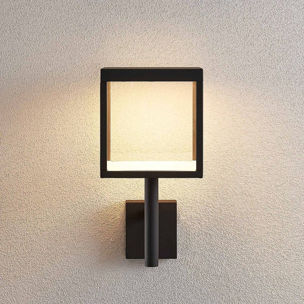 Moderne quadratische Außenwandleuchte aus schwarzem Metall mit warmweißem Licht.