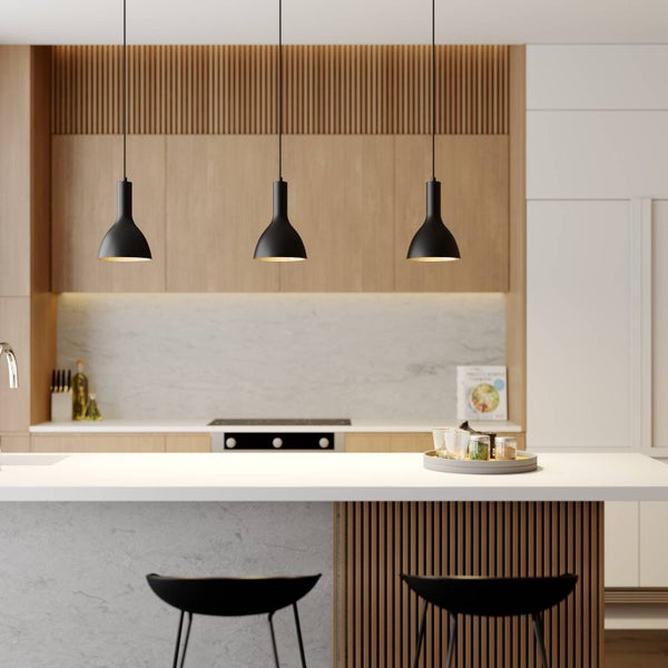 Drei schwarze Pendelleuchten über einer modernen Kücheninsel mit Holzpaneelen und Marmorrückwand im minimalistischen Design.