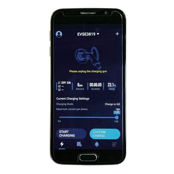 Smartphone mit App zur Steuerung einer Ladestation für Elektroautos zeigt Status und Ladeeinstellungen an.