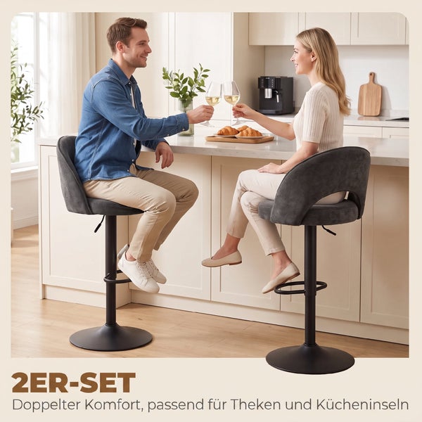 Zwei moderne Barhocker mit Rückenlehne an einer Kücheninsel, zwei Personen stoßen mit Weingläsern an, wohnliches Ambiente.