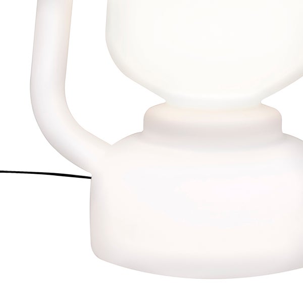 Weiße Außenleuchte aus Kunststoff in Laternenform mit Tragegriff und Stromkabel.