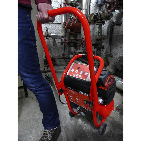 Holztreppe mit Schraubzwingen fixiert im Bau