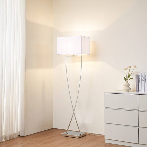 Stehlampe mit rechteckigem Lampenschirm und Metallfuß im Interieur