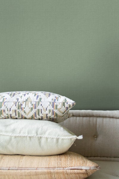 Stapel dekorativer Kissen auf einem Sofa