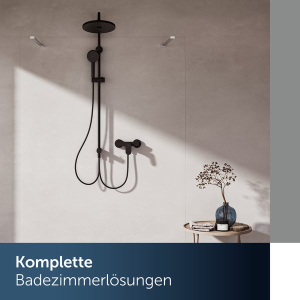Moderne Duschsäule mit Regendusche und Handbrause in dunkler Ausführung an einer Wand mit Glasabtrennung und kleinem Beistelltisch.