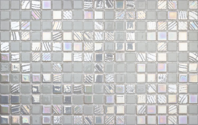 Wohnzimmer-Szene mit Sofa, Kissen, Tisch und Dekorationen für eine gemütliche Atmosphäre