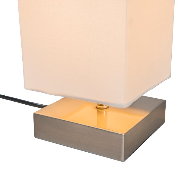 Tischleuchte mit quadratischem Lampenschirm und Metallsockel