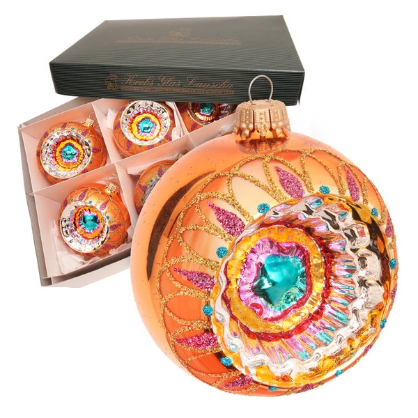 Dekorative Christbaumkugeln aus Glas in einer Geschenkbox