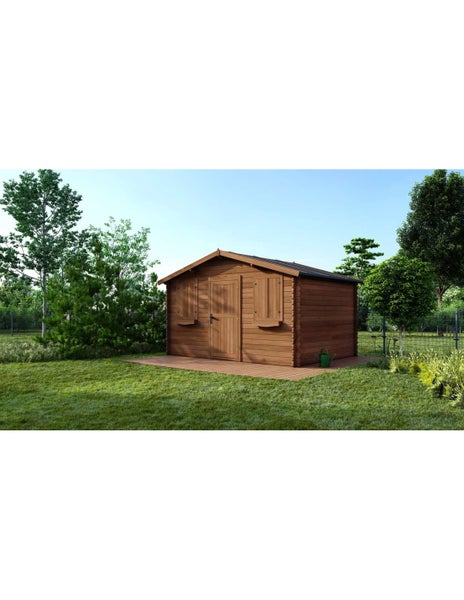 Blockhaus aus Holz mit Satteldach, Fenstern mit Läden, Blumenkästen und Einzeltür auf einer Holzterrasse in einer Gartenlandschaft.