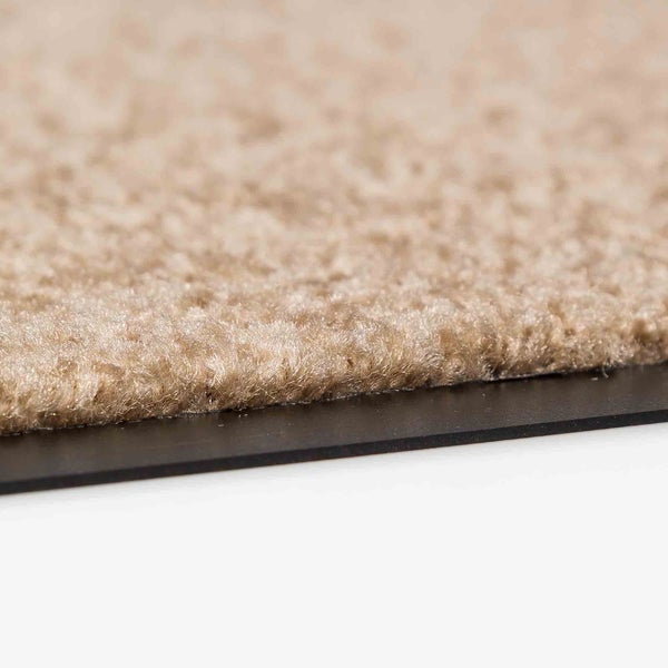 Nahaufnahme einer Fußmatte mit Flor und Rückenbeschichtung