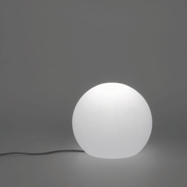 Eine kugelförmige Außenleuchte aus Kunststoff, die ein sanftes Licht verbreitet und mit einem Kabelanschluss ausgestattet ist.