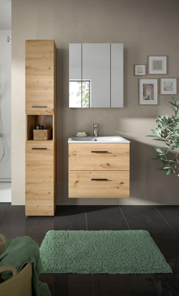 Helles, organisiertes Badezimmer mit Waschtischunterschrank und Hochschrank in Eichenoptik, Spiegelschrank, Waschbecken und Badteppich.