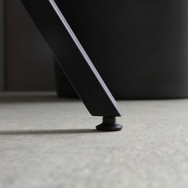 Detailansicht eines Stuhlbeins mit Bodenschoner