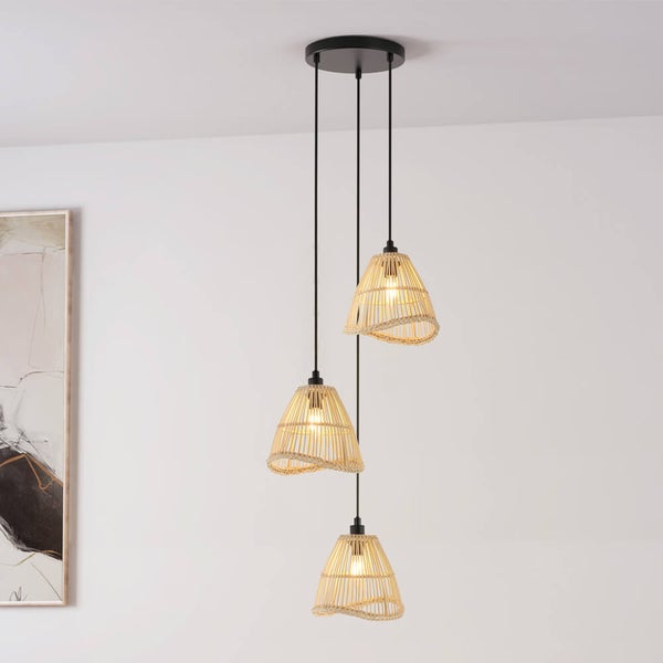 Dreiflammige Pendelleuchte mit Lampenschirmen aus Rattan