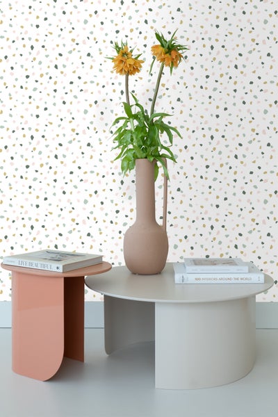 Innenraum mit Terrazzo Tapete, Vasenblume und Couchtischen